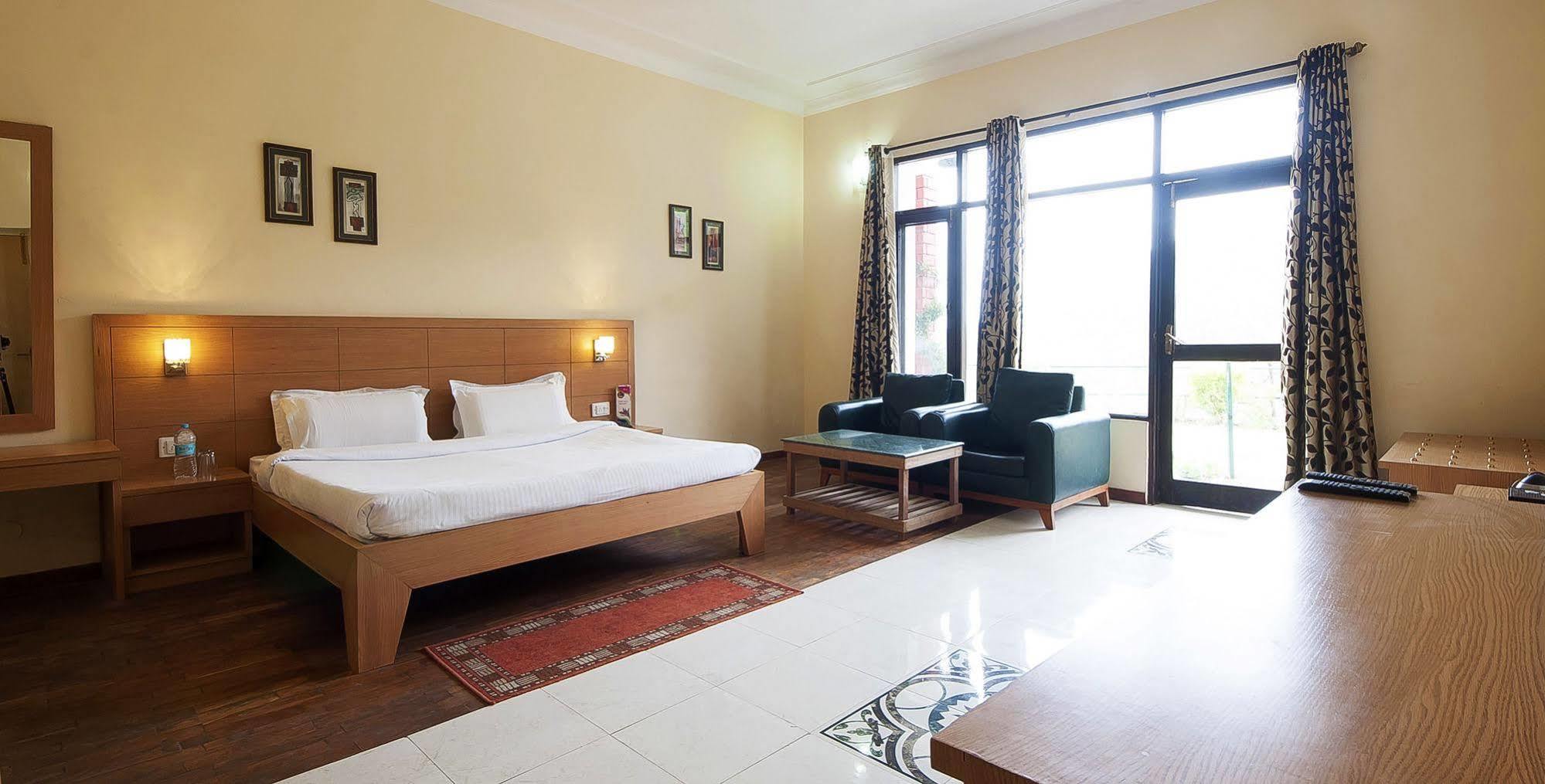 Natureraga Fernhill Resort Chail Bagian luar foto